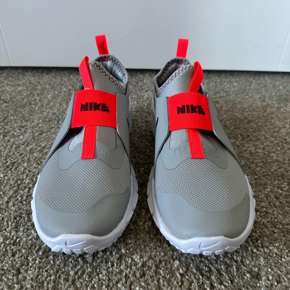 NEW Nike Dynamo Go FlyEase “Just Do It” Youth Sneakers (Size 5Y)